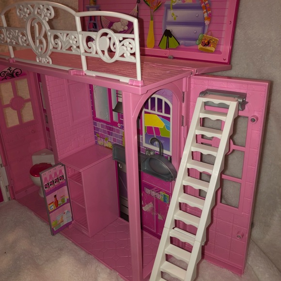 Portable Barbie Glam Vacation House, playset 2010 - Picture 7 of 15